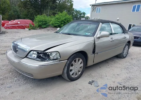 2005 Lincoln Town Car Signature Limited z USA, uszkodzony, nr VIN 1LNHM82W55Y600234
